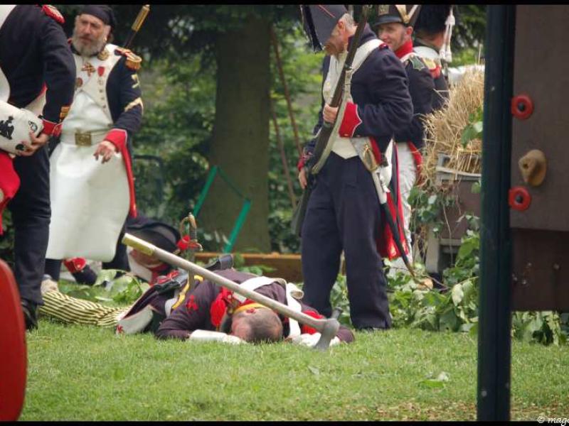 Napoleonic Bivouac в Люксембурге: солдат лежит на траве, окружённый реконструкторами