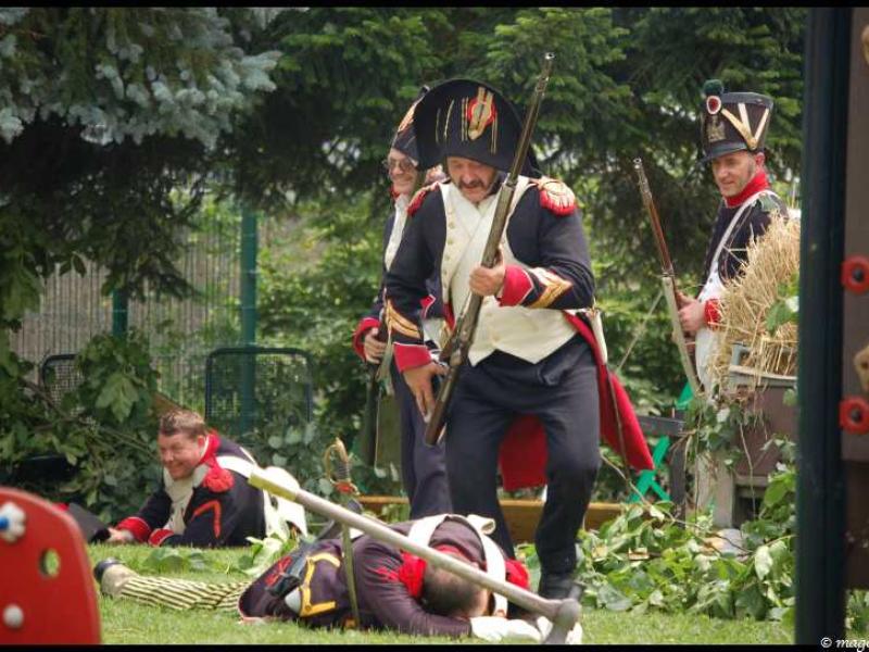 Napoleonic Bivouac в Люксембурге: сцена боя среди зелени