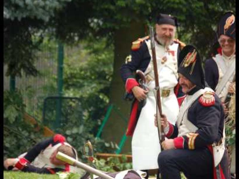 Napoleonic Bivouac в Люксембурге: солдаты в эпоху Наполеона на зелёной лужайке