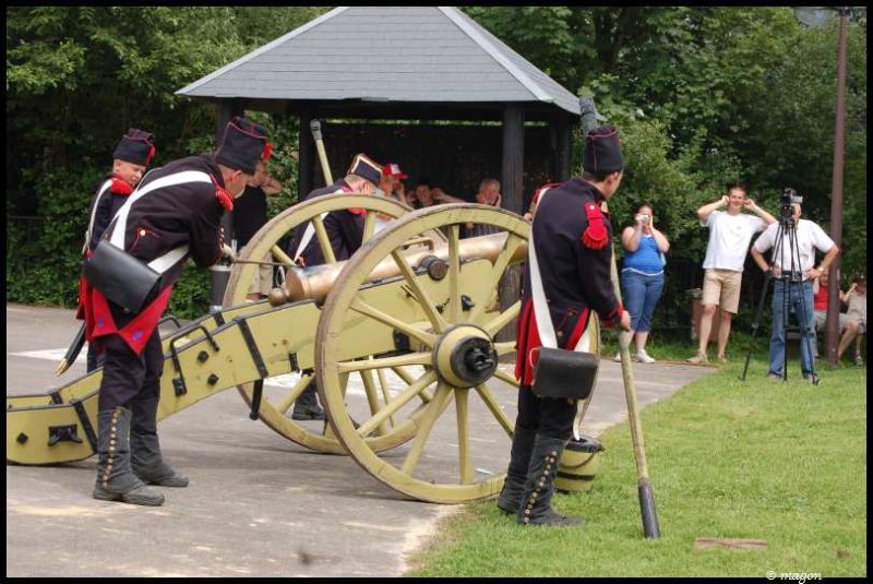 Napoleonic Bivouac в Люксембурге: солдаты у пушки с деревянными колесами