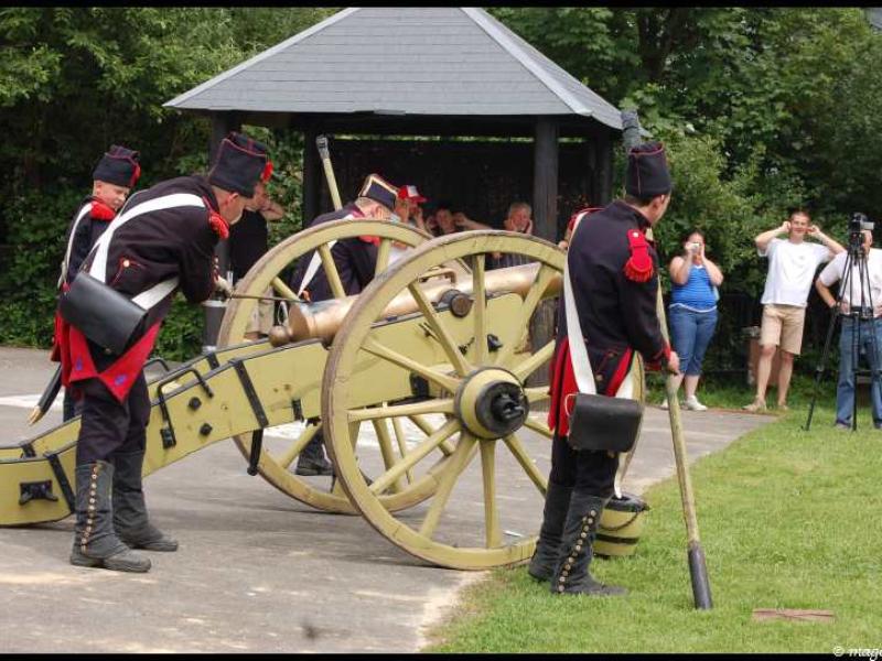 Napoleonic Bivouac в Люксембурге: солдаты у пушки с деревянными колесами
