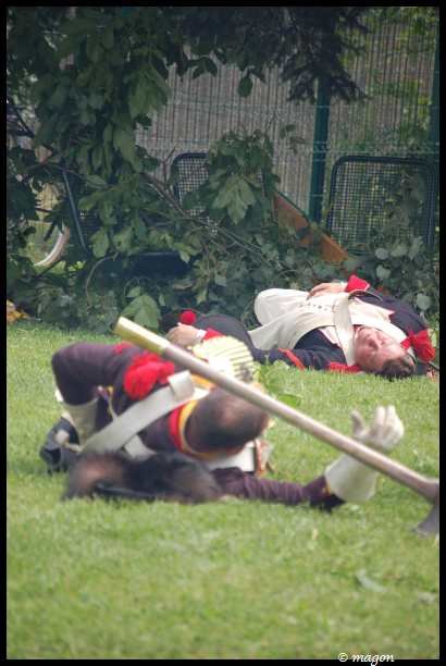 Napoleonic Bivouac в Люксембурге: солдаты в красно-чёрных мундирах на зелёной лужайке