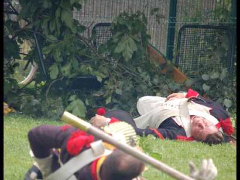 Napoleonic Bivouac в Люксембурге: солдаты в красно-чёрных мундирах на зелёной лужайке