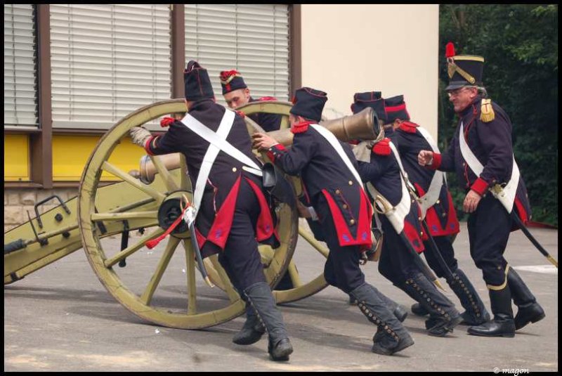 Napoleonic Bivouac в Люксембурге: солдаты подают орудие