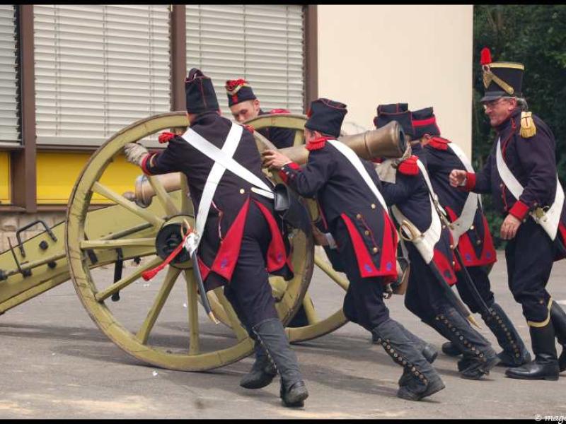 Napoleonic Bivouac в Люксембурге: солдаты подают орудие