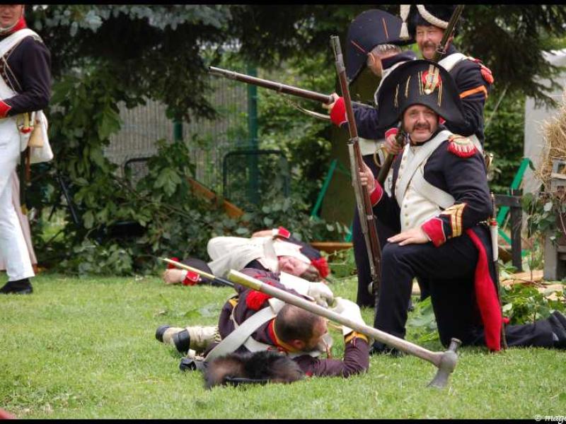 Napoleonic Bivouac в Люксембурге: сцена боя на зелёной лужайке