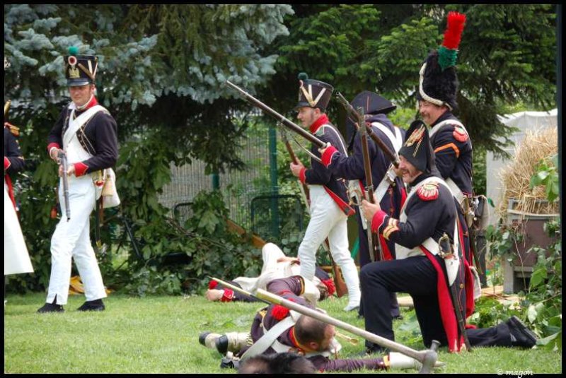 Napoleonic Bivouac в Люксембурге: солдаты в мундирах 1812 года на зелёной лужайке