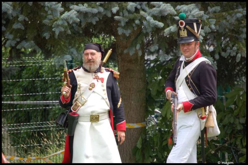 Napoleonic Bivouac в Люксембурге: два солдата эпохи Наполеона у ели