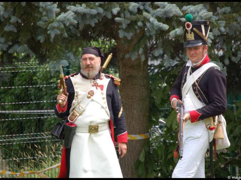 Napoleonic Bivouac в Люксембурге: два солдата эпохи Наполеона у ели
