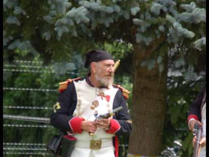 Napoleonic Bivouac в Люксембурге: офицер с пистолетом у ели