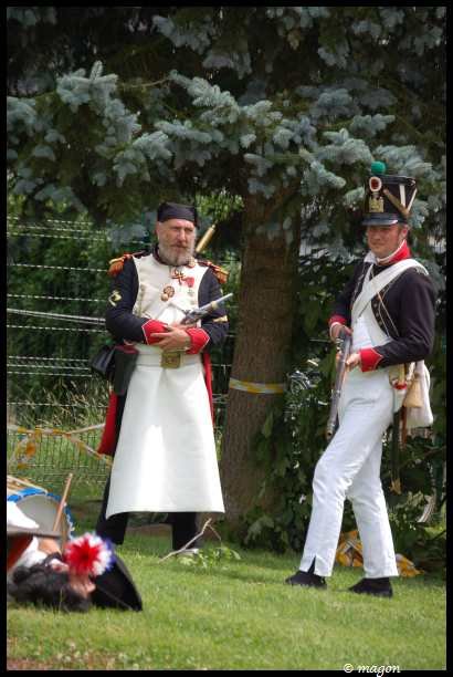 Napoleonic Bivouac в Люксембурге: офицер с мечом и солдат в шляпной фуражке