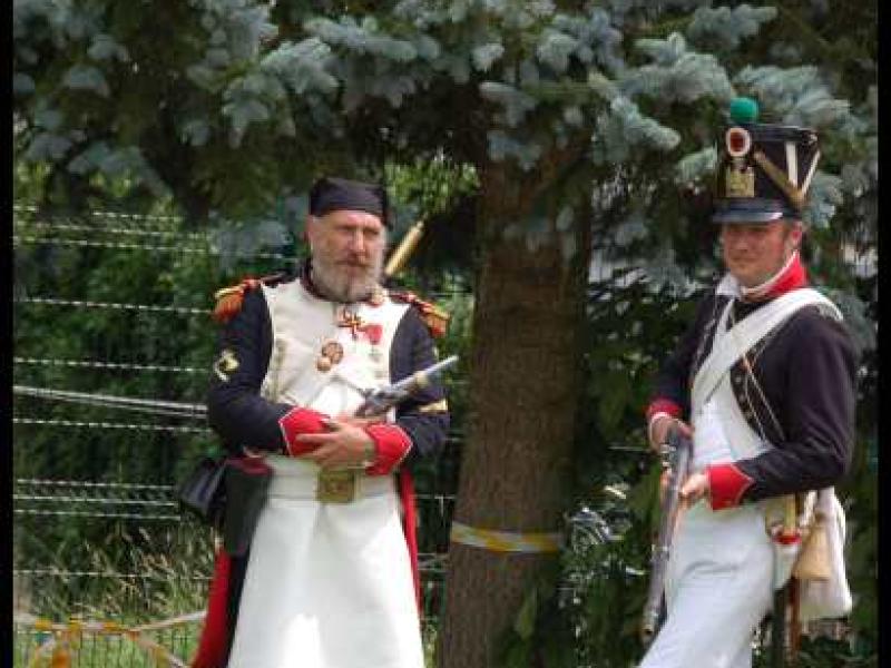 Napoleonic Bivouac в Люксембурге: офицер с мечом и солдат в шляпной фуражке