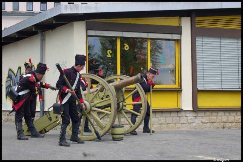 Napoleonic Bivouac в Люксембурге: солдаты у пушки на фоне желтого здания