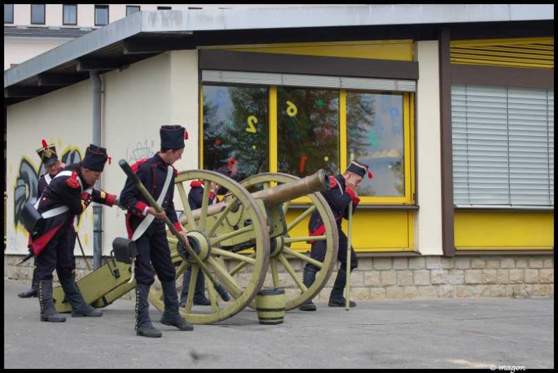 Napoleonic Bivouac в Люксембурге: солдаты у пушки у желтого здания
