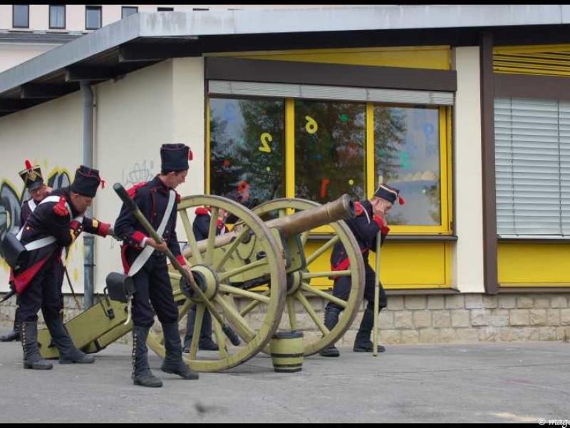 Napoleonic Bivouac в Люксембурге: солдаты у пушки у желтого здания