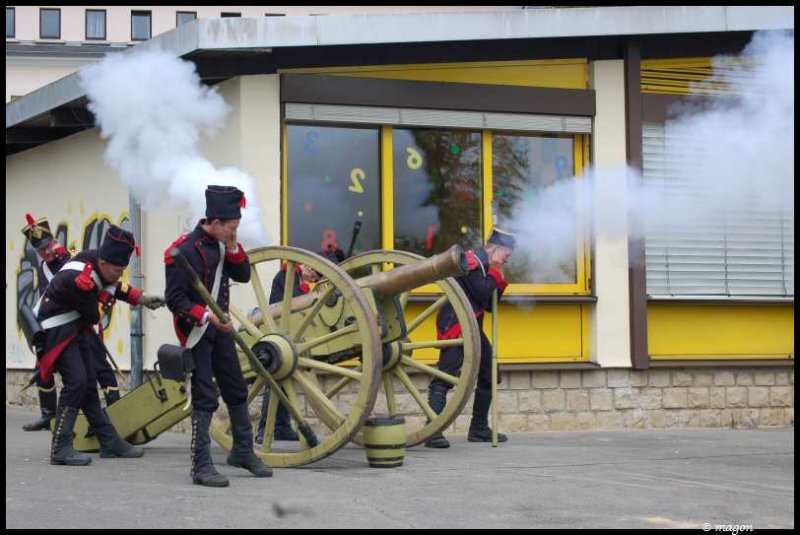 Napoleonic Bivouac в Люксембурге: солдаты в исторических костюмах заряжают пушку