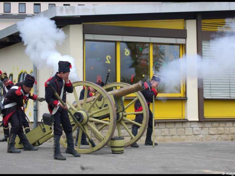 Napoleonic Bivouac в Люксембурге: солдаты в исторических костюмах заряжают пушку