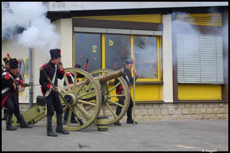Napoleonic Bivouac в Люксембурге: солдаты у пушки среди дыма