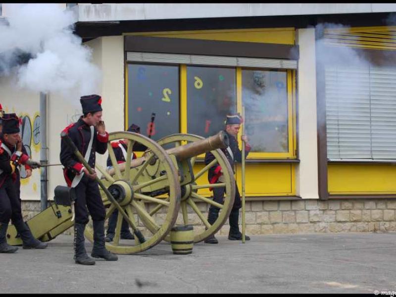 Napoleonic Bivouac в Люксембурге: солдаты у пушки среди дыма