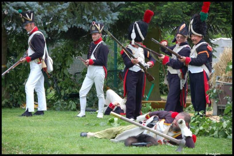 Napoleonic Bivouac в Люксембурге: солдаты в мундирах 1812 года на зелёной поляне