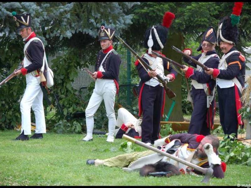 Napoleonic Bivouac в Люксембурге: солдаты в мундирах 1812 года на зелёной поляне