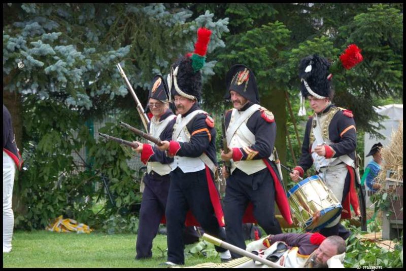 Napoleonic Bivouac в Люксембурге: солдаты в черных шляпах с красными плюмажами и барабанщик