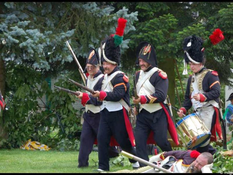Napoleonic Bivouac в Люксембурге: солдаты в черных шляпах с красными плюмажами и барабанщик