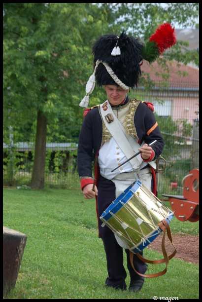 Napoleonic Bivouac в Люксембурге: барабанщик в черной шляпе с красным плюмажем