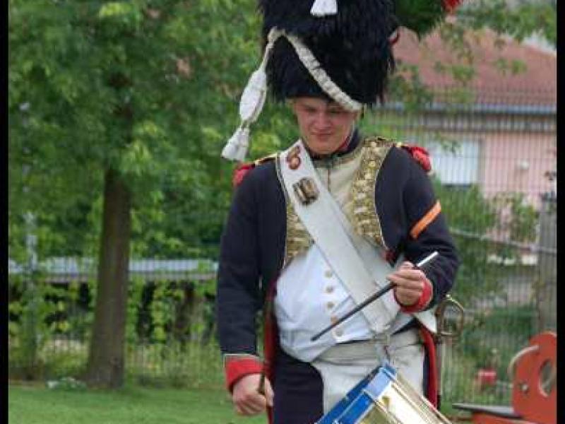 Napoleonic Bivouac в Люксембурге: барабанщик в черной шляпе с красным плюмажем
