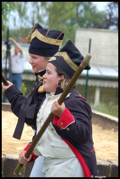 Napoleonic Bivouac в Люксембурге: солдаты в мундирах эпохи Наполеона с деревянными ружьями