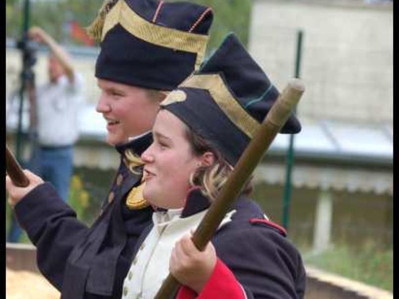 Napoleonic Bivouac в Люксембурге: солдаты в мундирах эпохи Наполеона с деревянными ружьями