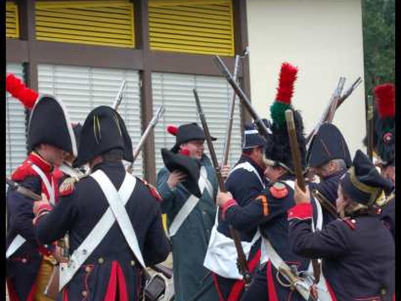Napoleonic Bivouac в Люксембурге: солдаты в мундирах 1812 года у здания с жёлтыми жалюзи