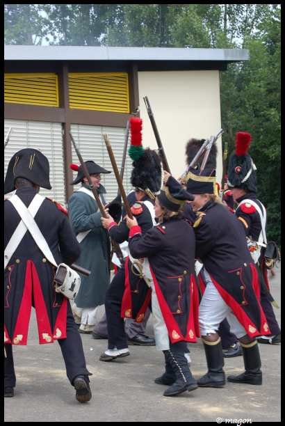 Napoleonic Bivouac в Люксембурге: сцена реконструкции боя 1812 года у современного здания с жёлтыми жалюзи