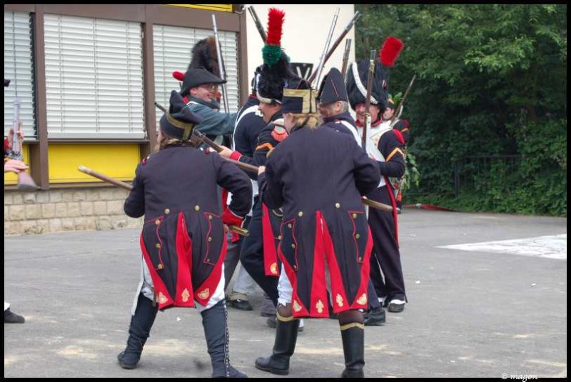 Napoleonic Bivouac в Люксембурге: солдаты в чёрно-красных мундирах с плюмажами на головах