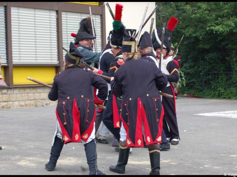 Napoleonic Bivouac в Люксембурге: солдаты в чёрно-красных мундирах с плюмажами на головах
