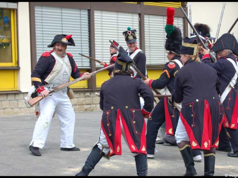 Napoleonic Bivouac в Люксембурге: сцена боя между французскими пехотинцами