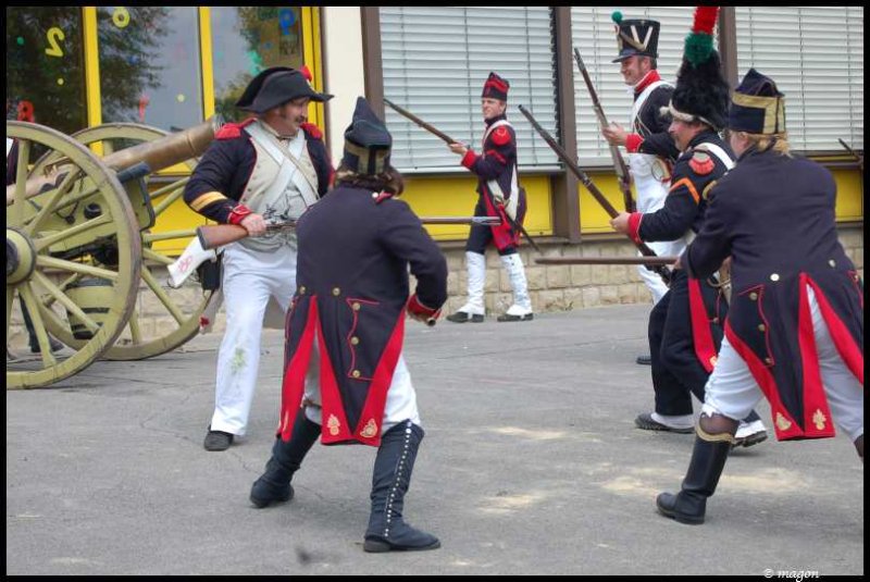 Napoleonic Bivouac в Люксембурге: сцена боя у пушки и солдат в красно-чёрных мундирах