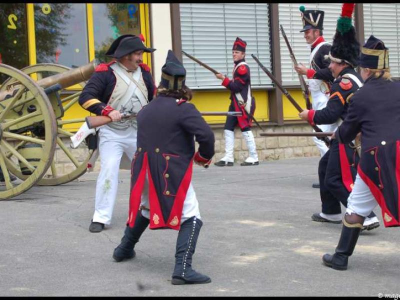 Napoleonic Bivouac в Люксембурге: сцена боя у пушки и солдат в красно-чёрных мундирах