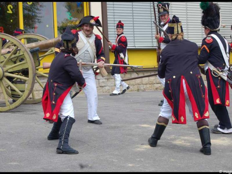 Napoleonic Bivouac в Люксембурге: сцена реконструкции боя у пушки