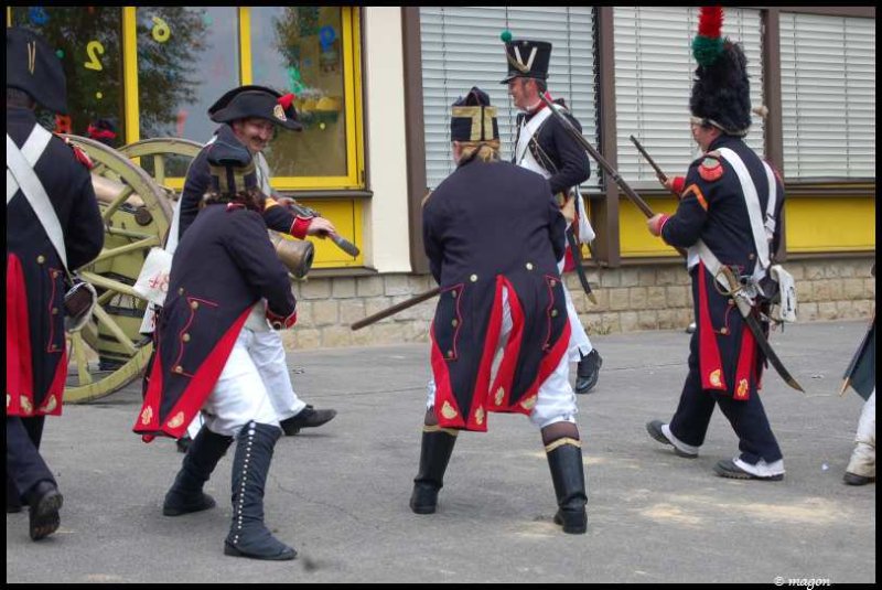 Napoleonic Bivouac в Люксембурге: солдаты в манёврах у желтого здания