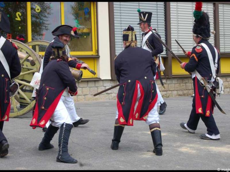 Napoleonic Bivouac в Люксембурге: солдаты в манёврах у желтого здания