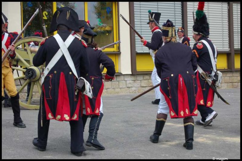 Napoleonic Bivouac в Люксембурге: солдаты в красно-чёрных мундирах у пушечного станка