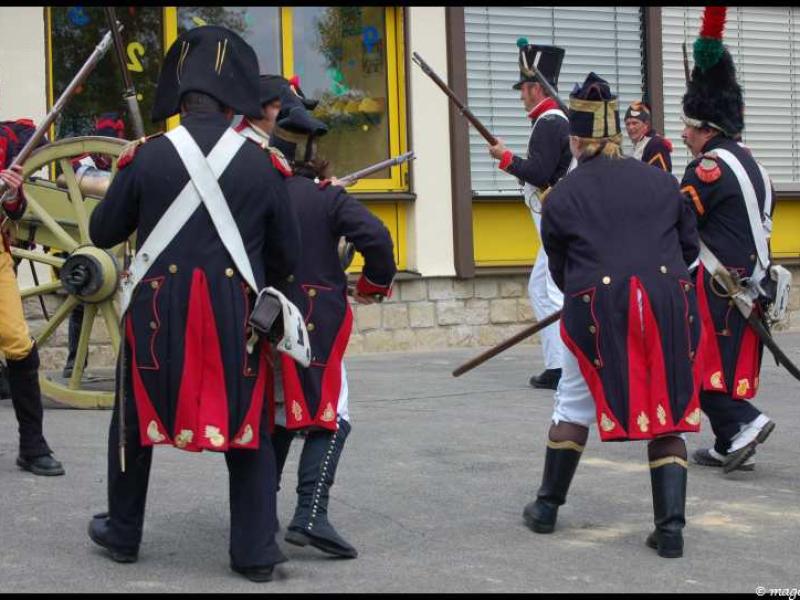 Napoleonic Bivouac в Люксембурге: солдаты в красно-чёрных мундирах у пушечного станка