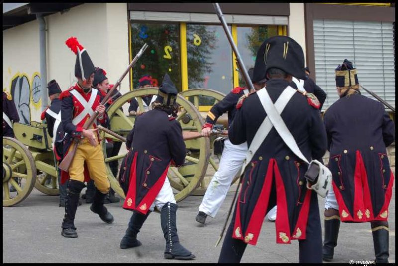 Napoleonic Bivouac в Люксембурге: солдаты у пушек с красными плюмажами
