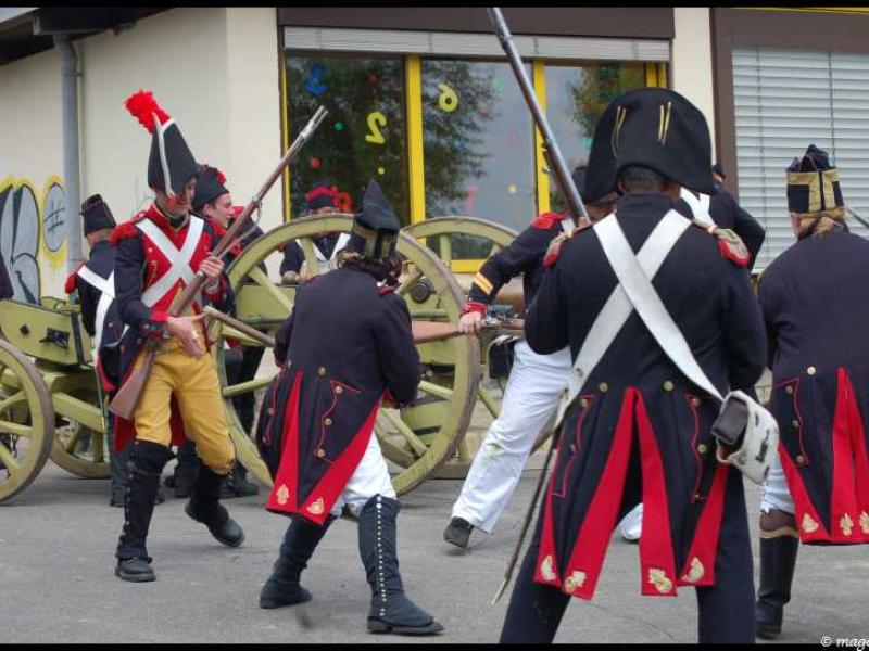 Napoleonic Bivouac в Люксембурге: солдаты у пушек с красными плюмажами