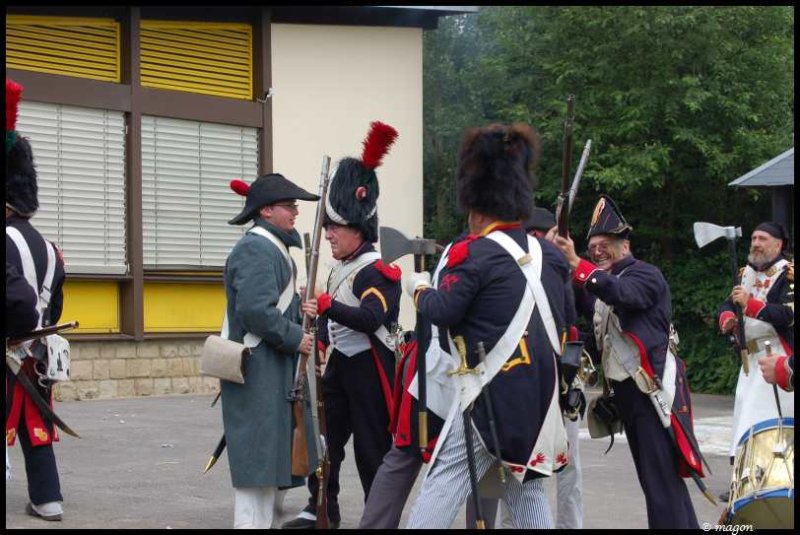 Napoleonic Bivouac в Люксембурге: солдаты в пышных мундирах и шляпах с перьями