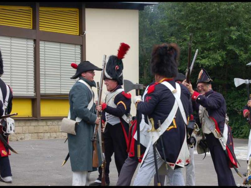Napoleonic Bivouac в Люксембурге: солдаты в пышных мундирах и шляпах с перьями