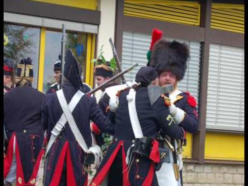 Napoleonic Bivouac в Люксембурге: солдаты в мундирах эпохи Наполеона у желтого здания