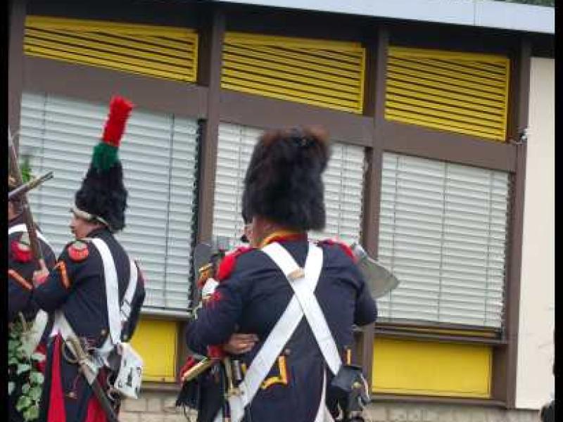 Napoleonic Bivouac в Люксембурге: солдаты в мундирах эпохи Наполеона у здания с жёлтыми жалюзи