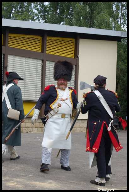Napoleonic Bivouac в Люксембурге: офицер с пушечным молотком и шапка-шлем